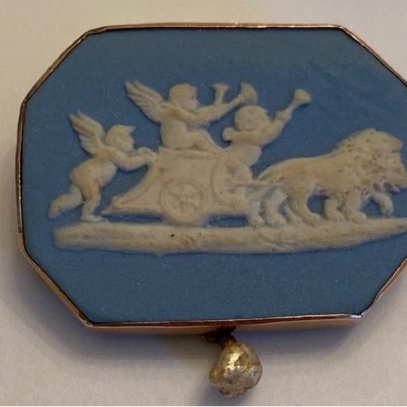 Wedgewood Blue & 9k gold brooch with small freshwater pearl. 3 cherubs & lions. - Picture 10 of 10